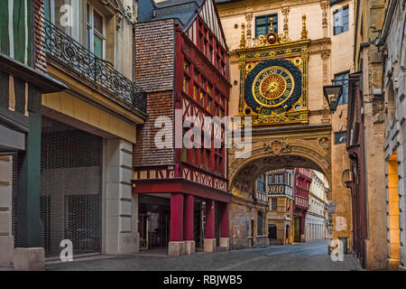 Rue du Gros Horloge ou grand-rue de l'horloge avec les horloges grands famos à Rouen, Normandie, France avec personne Banque D'Images