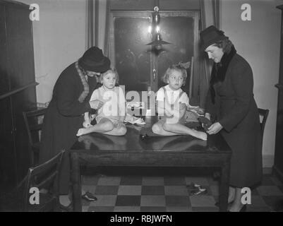 Les enfants dans les années 1930. Deux petites filles sont déposés pour des leçons de danse par leur mère qu'ils ne semblent pas trop enclins au changement et à l'habiller pour l'occation. Kristoffersson Photo Ref 13-6. Suède 1939 Banque D'Images