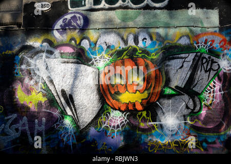 Graffiti d'Halloween peint sur un mur à Leeds, West Yorkshire, Angleterre, Royaume-Uni. Banque D'Images