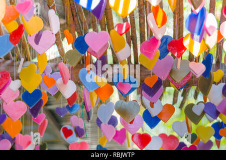 Des coeurs colorés faits de dessins de modèle de bougie de pendaison de plafond décoré sur l'amour Saint Valentin jour de fête ou jour de mariage. Banque D'Images