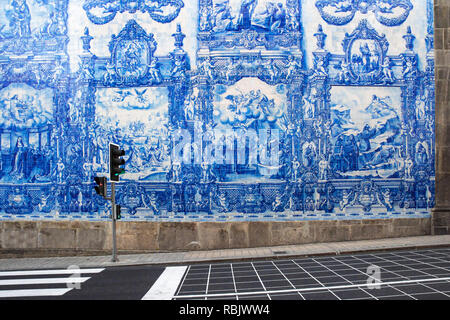 Porto, Portugal - le 19 mai 2018 : azulejo portugais mosaïque sur l'une des rues de la vieille ville de Porto, au Portugal avec personne Banque D'Images