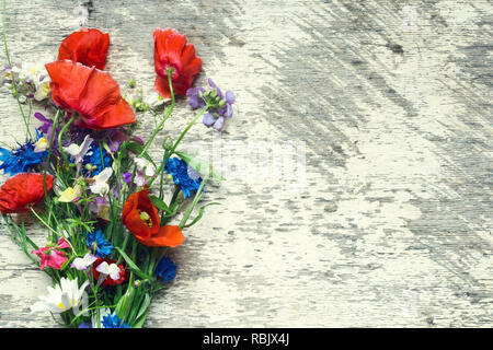 Bouquet de fleurs sauvages d'été over white background. Vue de dessus avec copie espace tonification vintage. Banque D'Images