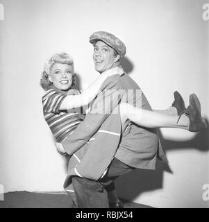 La danse dans les années 40. Un jeune couple au théâtre dansant ensemble dans leurs costumes de scène. Kristoffersson Photo Ref L35-3. Suède 1945 Banque D'Images