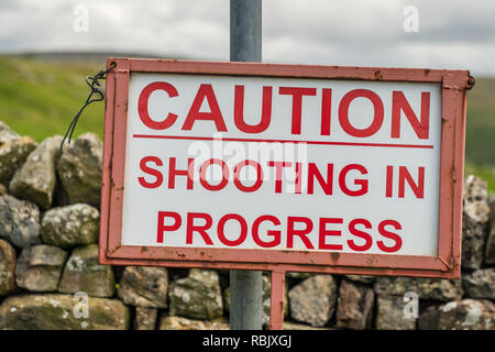 Inscription : Attention - Le tournage en cours, vu sur le chemin entre Dufton et haute Tasse Nick, Cumbria, England, UK Banque D'Images