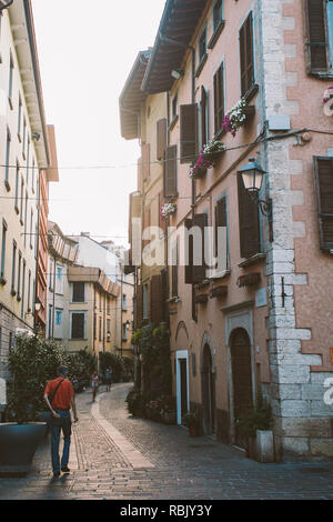 Le 7 juillet 2013. L'Italie. La ville de Salo sur les rives du lac Lago di Garda en été, la région de Lombardie. Banque D'Images