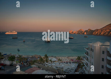 Un bateau de croisière à l'ancre dans la baie de Cabo San Lucas, Baja California, Mexique Banque D'Images