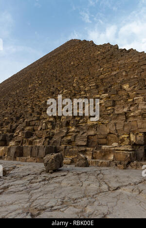 La grande pyramide de Gizeh (également connu sous le nom de la pyramide de Chéops et la pyramide de Kheops) est la plus ancienne et la plus grande des trois pyramides de Gizeh en py Banque D'Images
