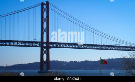 Pavillon portugais sur le pont 25 de Abril, Lisbonne, Portugal Banque D'Images