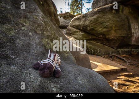 Mignon petit zèbre en peluche couché sur big rock en labyrinthe de pierre Bledne Skaly Banque D'Images