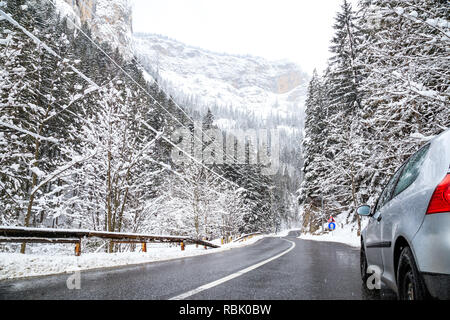 Voiture dans la serpentine la montagne en hiver. Transport de voiture Voyage dans la saison d'hiver Banque D'Images