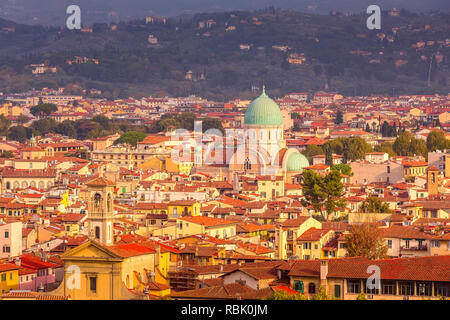 Vue aérienne de bâtiments médiévaux historiques avec Grande Synagogue Dome dans la vieille ville de Florence, Italie Banque D'Images