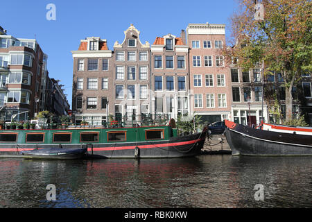 Les péniches sur le canal à Amsterdam Banque D'Images