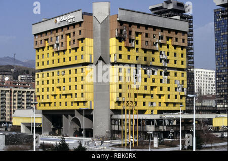 15 mars 1993 pendant le siège de Sarajevo : l'hôtel Holiday Inn très endommagés sur Sniper Alley. L'assiégeant les forces serbes étaient à peine 200 mètres. Banque D'Images