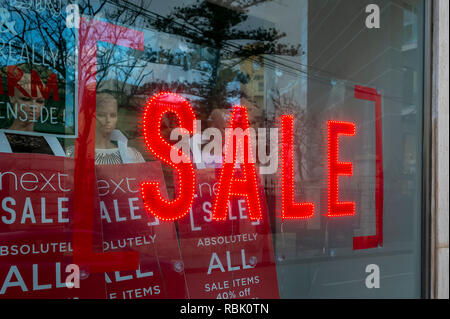 Vente Neon Sign in Next store window display Banque D'Images