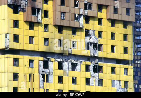 15 mars 1993 pendant le siège de Sarajevo : gravement endommagé l'avant de l'hôtel Holiday Inn sur Sniper Alley. L'assiégeant les forces serbes étaient à peine 200 mètres. Banque D'Images