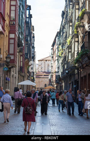 Les piétons circulant le long de la Calle Del Correo vers la cathédrale de Santiago, la principale église paroissiale de Bilbao. à l'origine construit dans le 14e et 15e siècles, B Banque D'Images