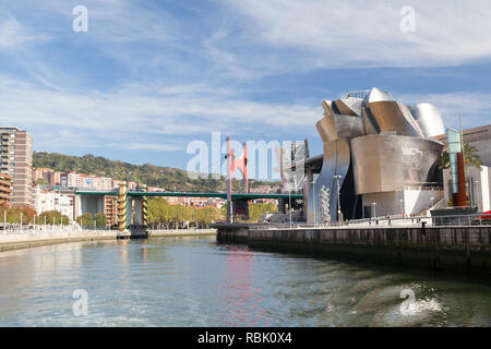 Vue depuis un bateau de tourisme passant le musée Guggenheim avec le Puente de La Salve pont dans la distance, Bilbao, Biscaye, Pays Basque, Espagne. Banque D'Images