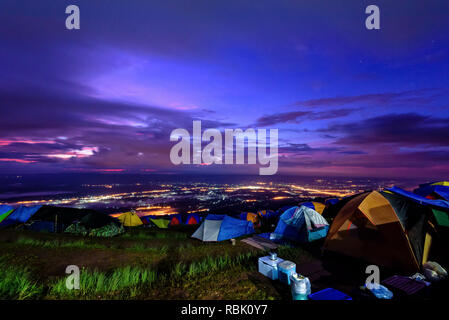 Belle vue sur la grande nature paysage du ciel coloré au cours de l'aube, voir les lumières de la ville et de la route du camping à Phu Thap Berk viewpo Banque D'Images