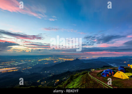 Belle vue sur la grande nature paysage du ciel coloré au cours de l'aube, voir les lumières de la ville et de la route du camping à Phu Thap Berk viewpo Banque D'Images