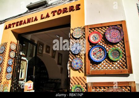 Cordoue, Espagne- 30 décembre 2018 : souvenirs en céramique à vendre à Cordoue, Espagne. Souvenirs colorés d'un réfrigérateur aimants. Banque D'Images