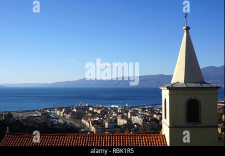 Beffroi et toit Église de Saint-Georges le Martyr en ville croate Rijeka, vue du dessus sur la ville Banque D'Images