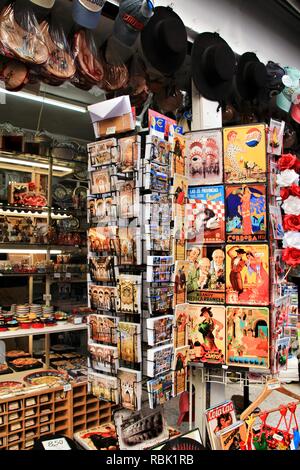 Cordoue, Espagne- 30 décembre 2018 : souvenirs en céramique à vendre à Cordoue, Espagne. Souvenirs colorés d'un réfrigérateur aimants. Banque D'Images