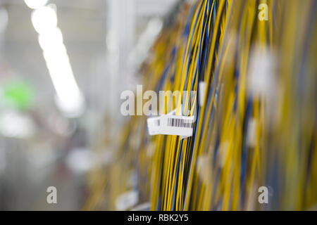 Tas de fils électriques colorés sur la ligne Banque D'Images