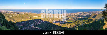 Paysage volcanique de la Caldera de Bandama, Gran Canaria island, Spain. Vue panoramique à partir de Pico de Bandama. Las Palmas de Gran Canaria ville sur la gauche Banque D'Images