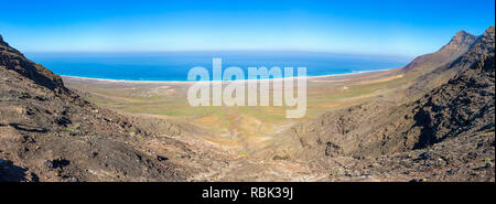 Vue panoramique de la plage de Cofete (plage de Cofete) et village de Cofete Jandia Fuerteventura, sur la péninsule de l'Île, Îles Canaries, Espagne. Fuerteventura est Banque D'Images