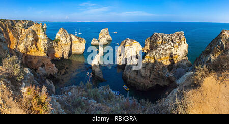 Vue panoramique du littoral rocheux près de Lagos, Algarve, Portugal Banque D'Images