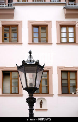 Nostalgique d'une lampe de rue fait face à un ancien hôtel récemment rénové de la construction résidentielle et commerciale. Banque D'Images