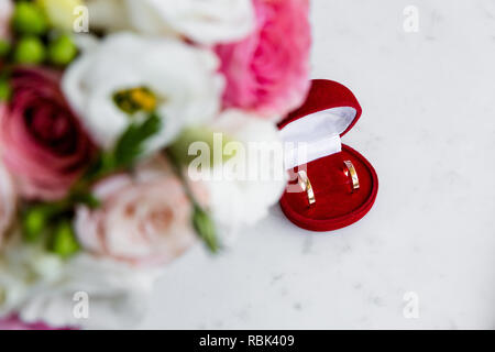 Les anneaux de mariage dans une boîte à bijoux en velours rouge Banque D'Images
