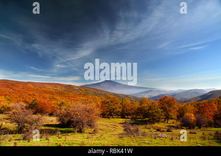 L'Etna vu depuis le Parc des Nebrodi sur une claire journée d'automne, Sicile, Italie Banque D'Images