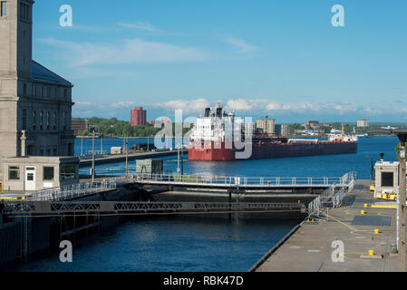 Sault Ste. Marie, au Michigan. CSL Laurentien en passant par les écluses Soo rubrique au lac Huron après la prise d'une charge de minerai à Duluth, MN. L Discha Banque D'Images