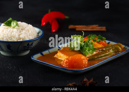 Poisson au Curry aigre de Malaisie Banque D'Images