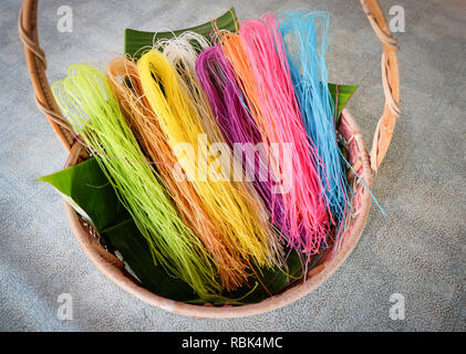 Vermicelles de riz nouilles nouilles de riz séché / colorful sur feuille de bananier dans panier - matières premières les vermicelles secs pour cuire la nourriture thaïe Banque D'Images