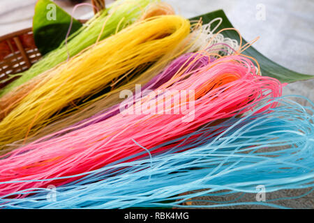 Vermicelles de riz nouilles nouilles de riz séché / colorful sur feuille de bananier dans panier - matières premières les vermicelles secs pour cuire la nourriture thaïe Banque D'Images