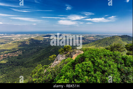 Nature de l'île de Majorque avec vue sur les collines et les forêts de la montagne à Felanitx Banque D'Images