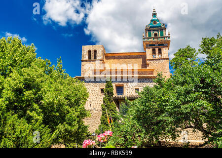 Valdemossa monastère bâtiment historique et vert vif des arbres et des plantes Banque D'Images