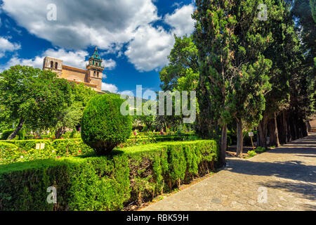 Valdemossa monastère bâtiment historique et jardin vert vif Banque D'Images