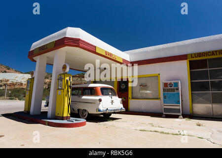 Lowell, Arizona, USA / 12 juillet. 2016 : Ancienne pompe à carburant et la voiture classique à une ville fantôme abandonnée près de Bisbee dans le désert de l'Arizona Banque D'Images