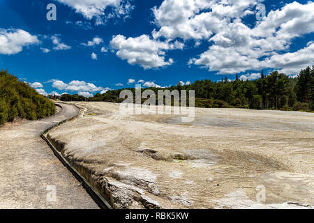 Sentier pédestre à Wai-o-Tapu thermal park à Rotorua, Nouvelle-Zélande Banque D'Images