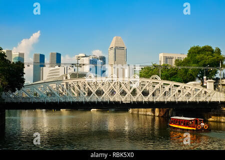 Vue sur la rivière Singapour, Singapour, vers pont Anderson ; vu de Cavenagh Bridge à côté de Fullerton Hotel Banque D'Images