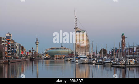 La ville de Bremerhaven au crépuscule Banque D'Images