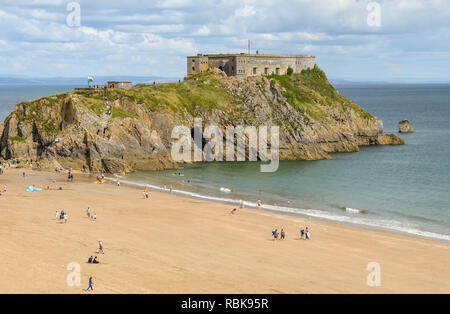 TENBY, Pembrokeshire, Pays de Galles - AOÛT 2018 : St Catherine's Island et plage de Tenby, Château de l'ouest du pays de Galles. Banque D'Images