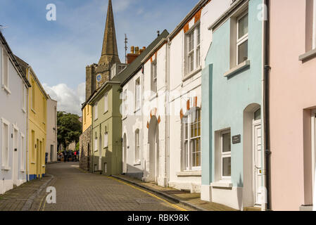 TENBY, Pembrokeshire, Pays de Galles - AOÛT 2018 : les maisons peintes dans l'une des rues étroites dans le centre de Lyon, à l'ouest du pays de Galles. Banque D'Images