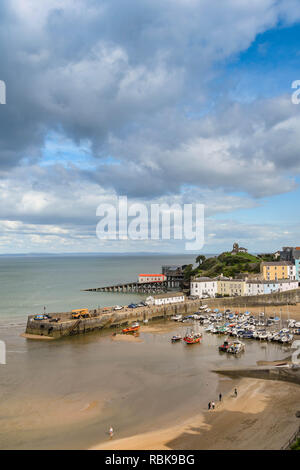 TENBY, Pembrokeshire, Pays de Galles - AOÛT 2018 : Le port de Tenby, West Wales comme la marée est à entrer. Banque D'Images