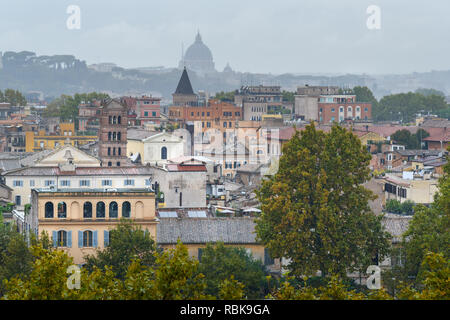 Vue sur Rome de l'Orange, le jardin Giardino degli Aranci sur l'Aventin à Rome sous la pluie. Italie Banque D'Images