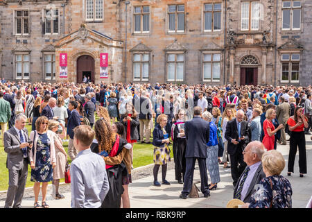 Étudiants, familles et amis pour célébrer le Jour de la remise des diplômes en juin 2018 à St Salvators Quad, à l'Université de St Andrews, Fife, Scotland UK Banque D'Images