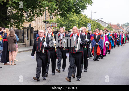 Mace (le chef des porteurs est le Bedelis) menant à la procession de l'Université de St Andrews le jour de la remise des diplômes en juin 2018 vers le bas de la rue du Nord à St Salvators Banque D'Images